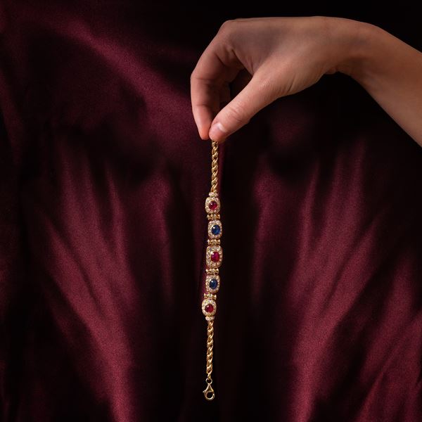 BRACCIALE IN ORO GIALLO CON ZAFFIRI E RUBINI CABOCHON E DIAMANTI TAGLIO BRILLANTE