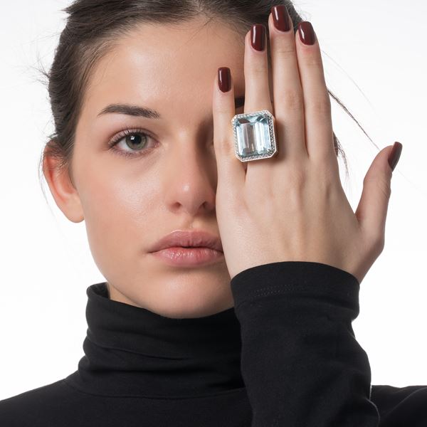 ANELLO IN ORO GIALLO CON ACQUAMARINA E CONTORNO DI DIAMANTI TAGLIO BRILLANTE 