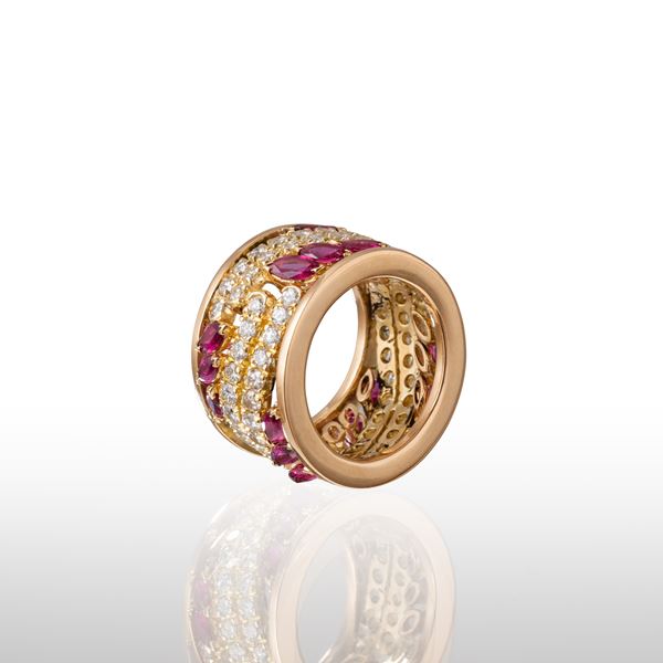 ANELLO IN ORO GIALLO CON DIAMANTI TAGLIO BRILLANTE E RUBINI