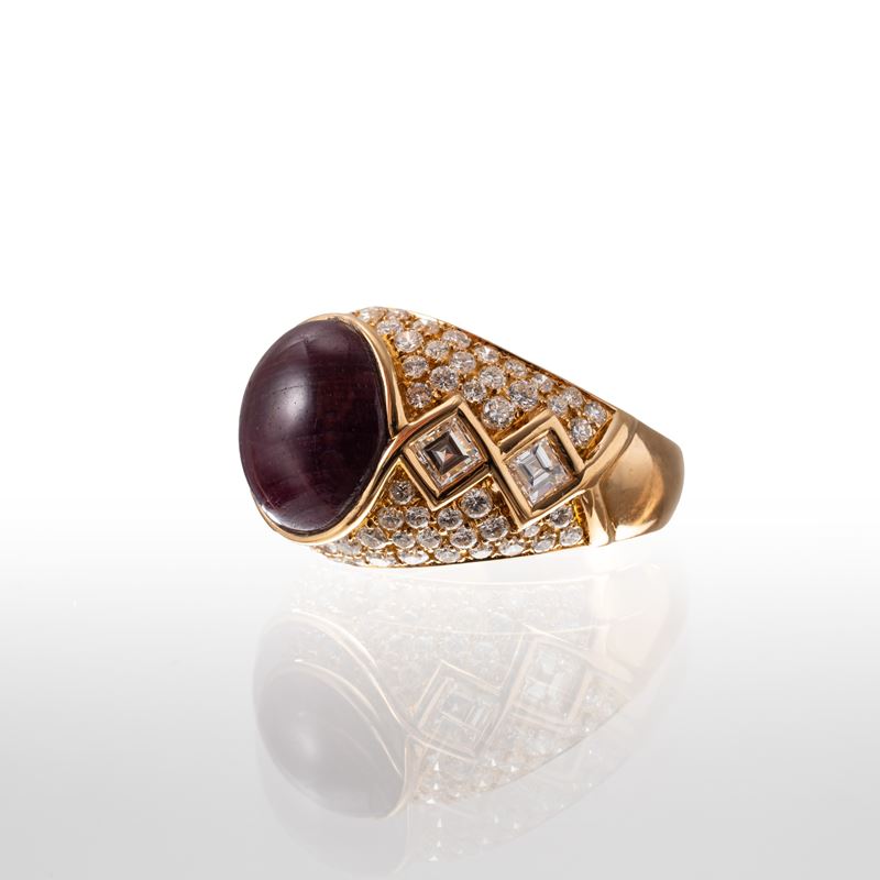 ANELLO IN ORO CON RUBINO E DIAMANTI