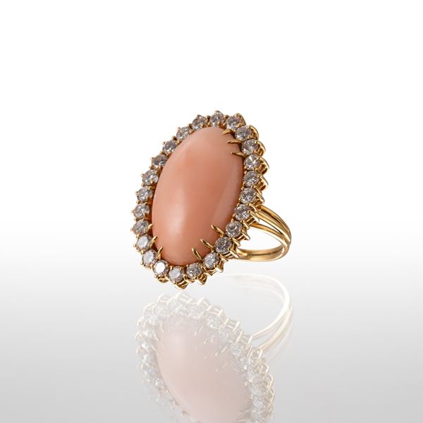 ANELLO IN ORO CON CORALLO E DIAMANTE