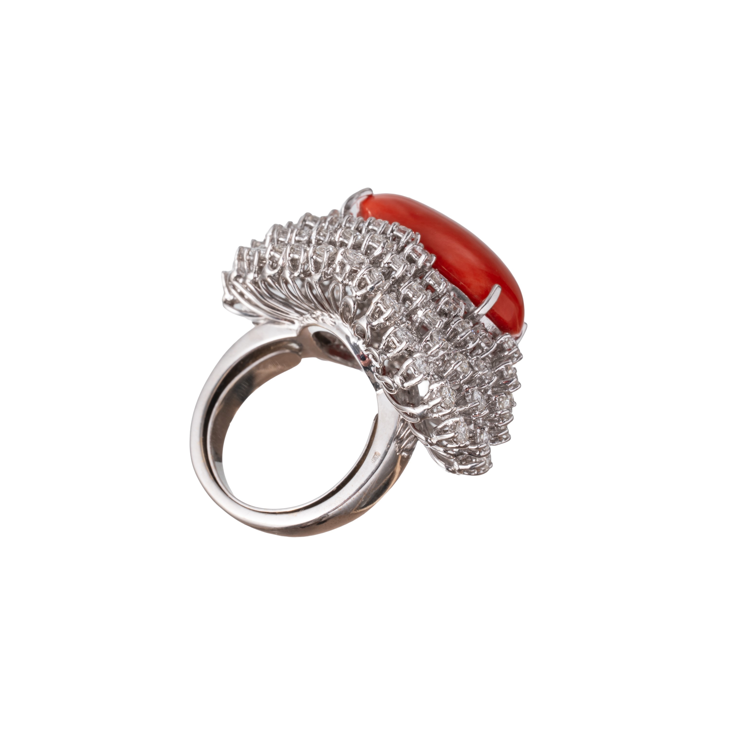 ANELLO IN ORO CON CORALLO E DIAMANTI