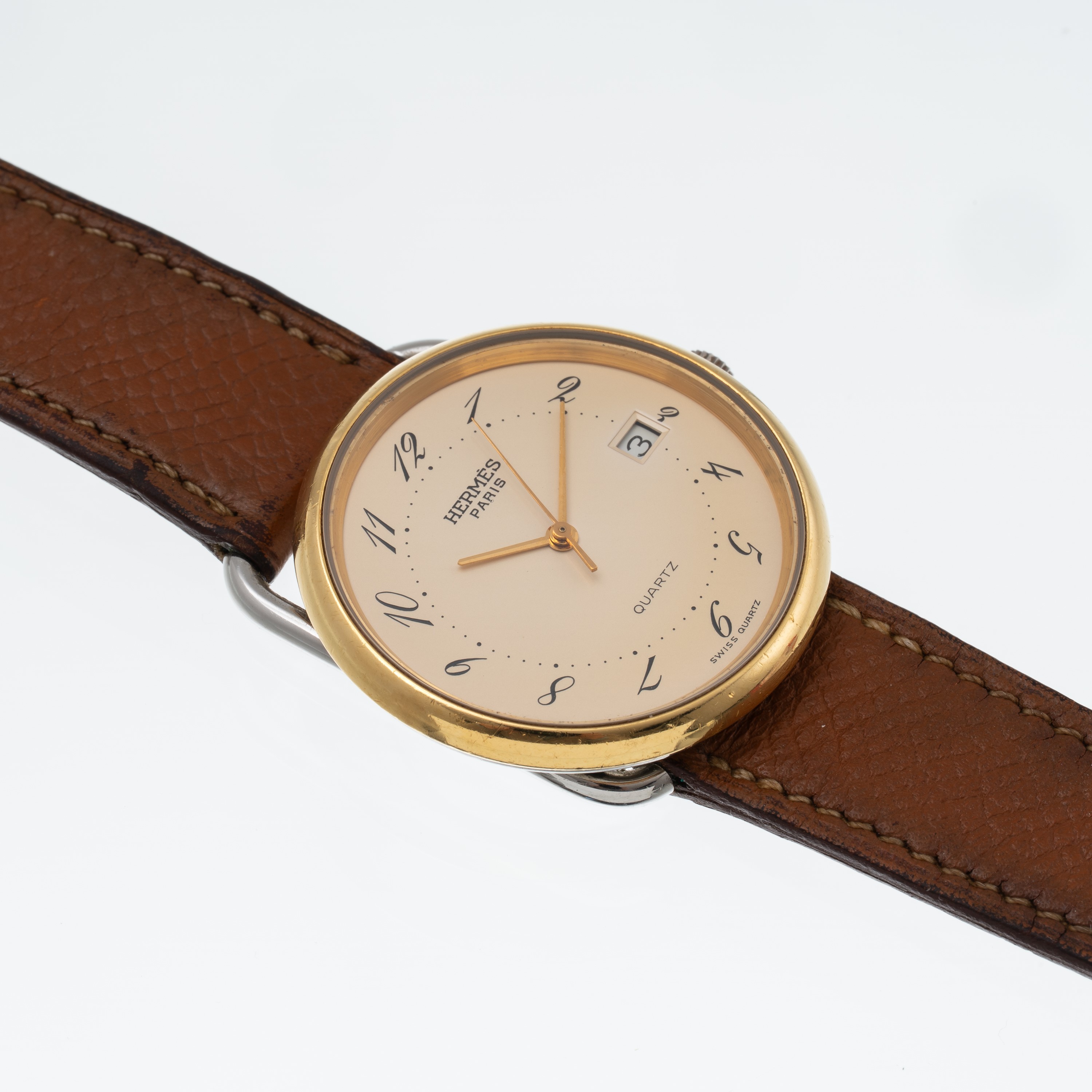 HERMES OROLOGIO SOLO TEMPO AL QUARZO IN ACCIAIO CON QUADRANTE CHAMPAGNE, GHIERA DORATA E DATARIO ...