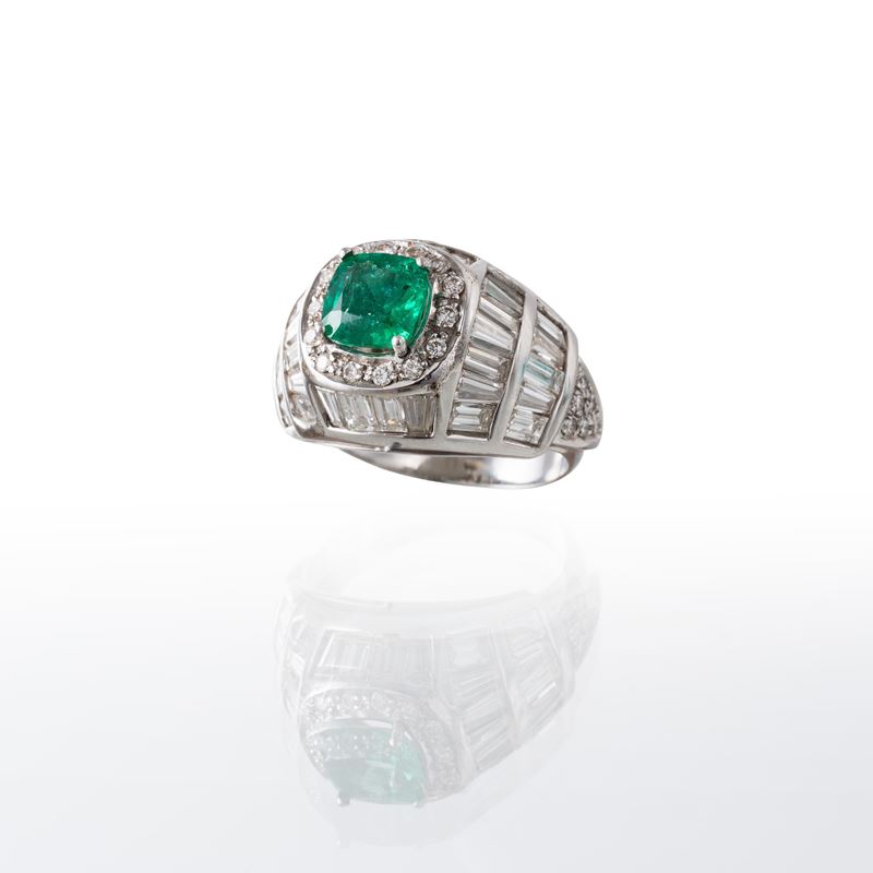 ANELLO IN ORO BIANCO 18 KT CON DIAMANTI E SMERALDO