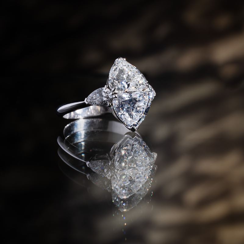 ANELLO CON COPPIA DI DIAMANTI A FORMA DI CUORE