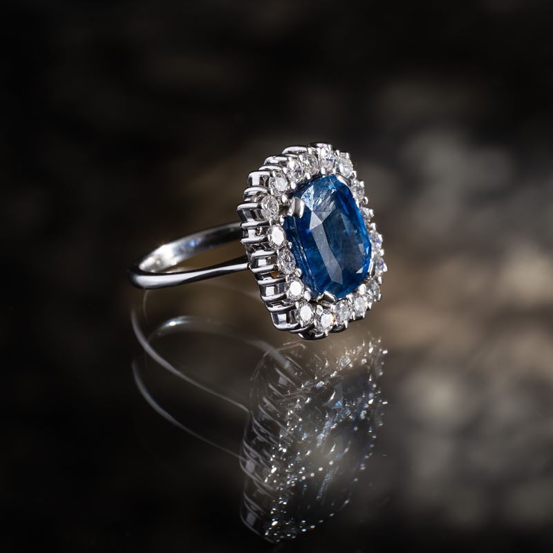 ANELLO IN ORO BIANCO 18 KT CON ZAFFIRO BURMA NO HEAT