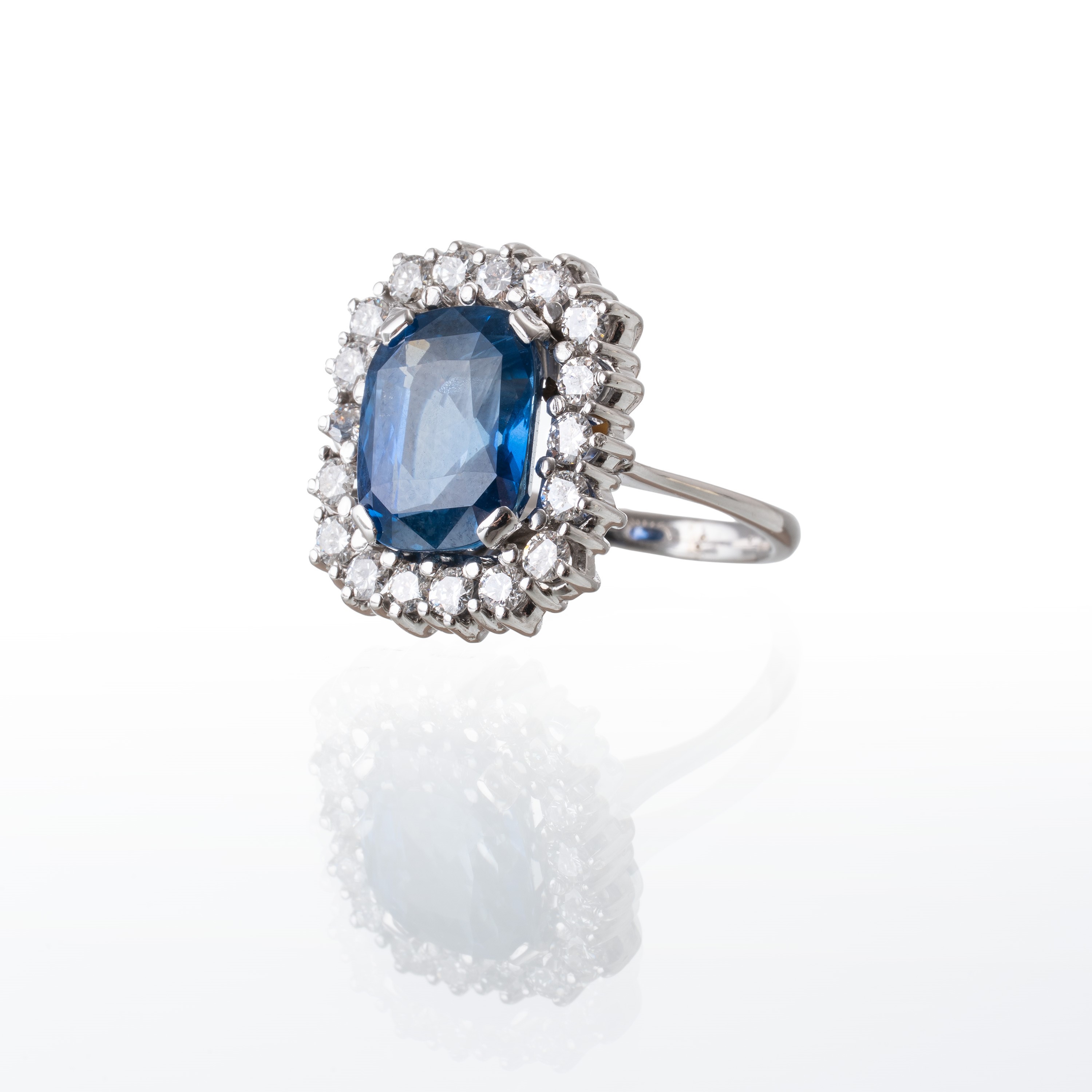 ANELLO IN ORO BIANCO 18 KT CON ZAFFIRO BURMA NO HEAT