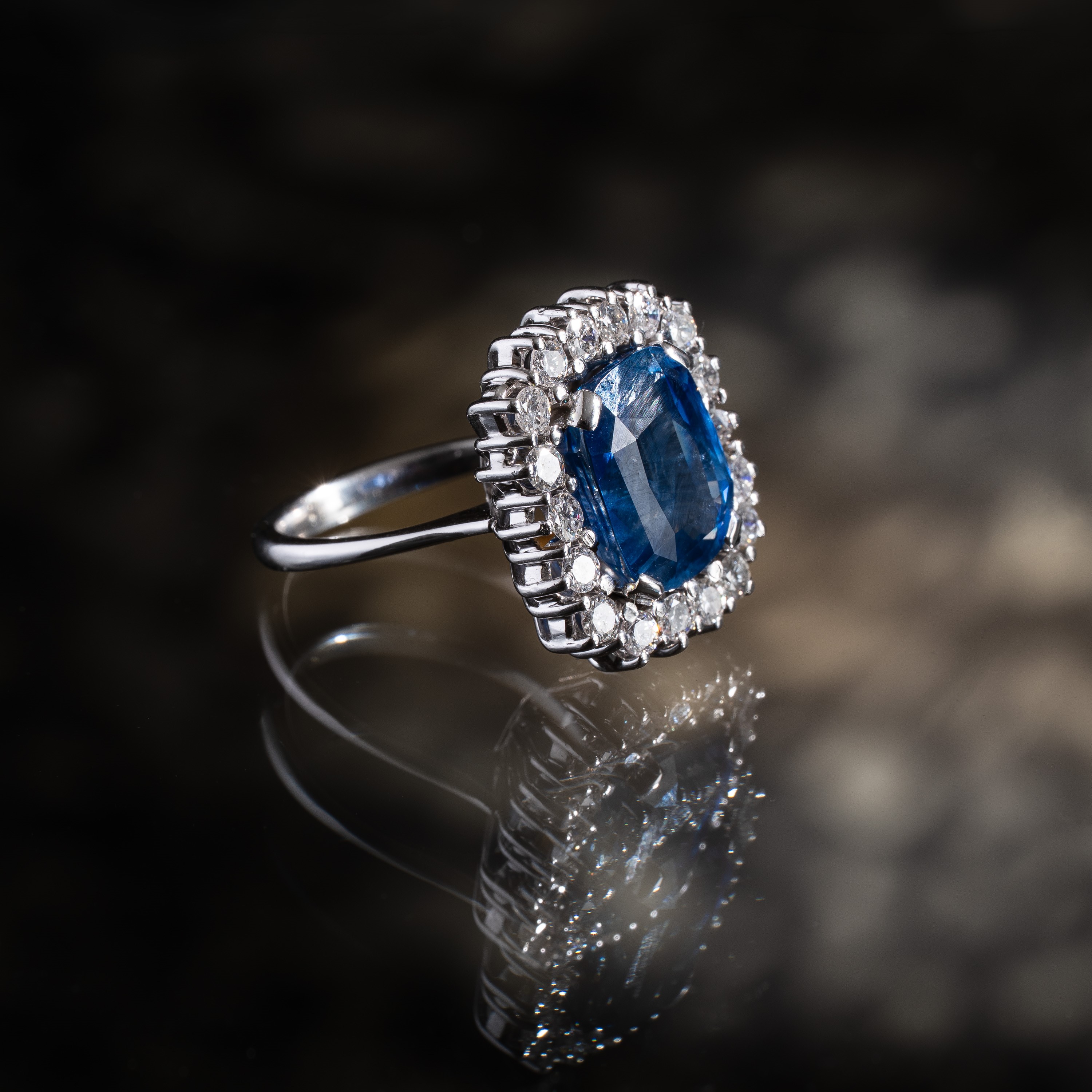 ANELLO IN ORO BIANCO 18 KT CON ZAFFIRO BURMA NO HEAT