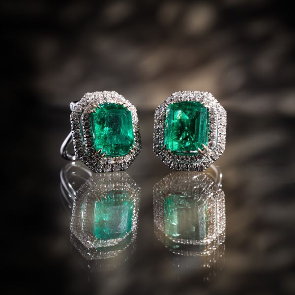 COPPIA DI ORECCHINI IN ORO BIANCO 18 KT CON DIAMANTI E SMERALDI  