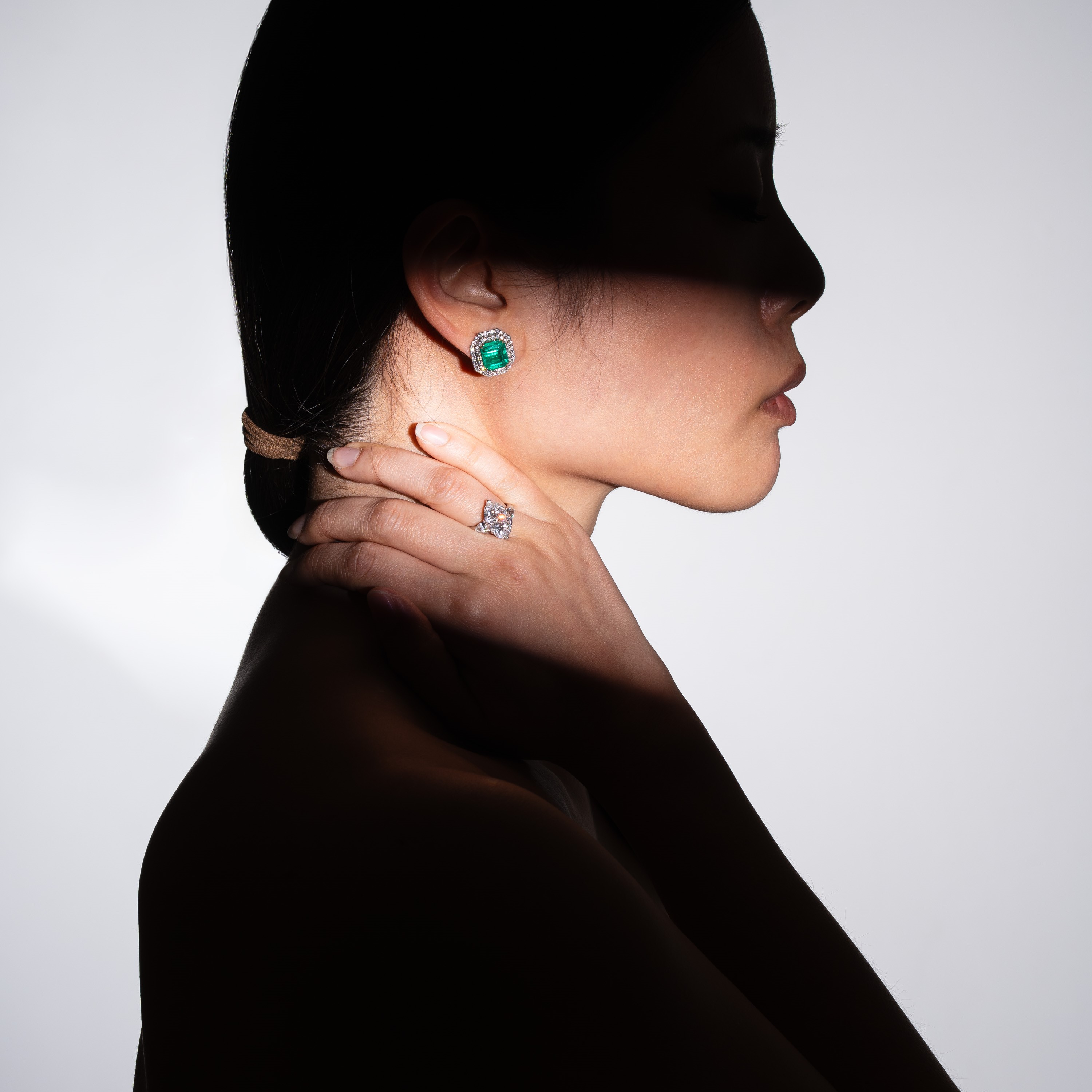 COPPIA DI ORECCHINI IN ORO BIANCO 18 KT CON DIAMANTI E SMERALDI