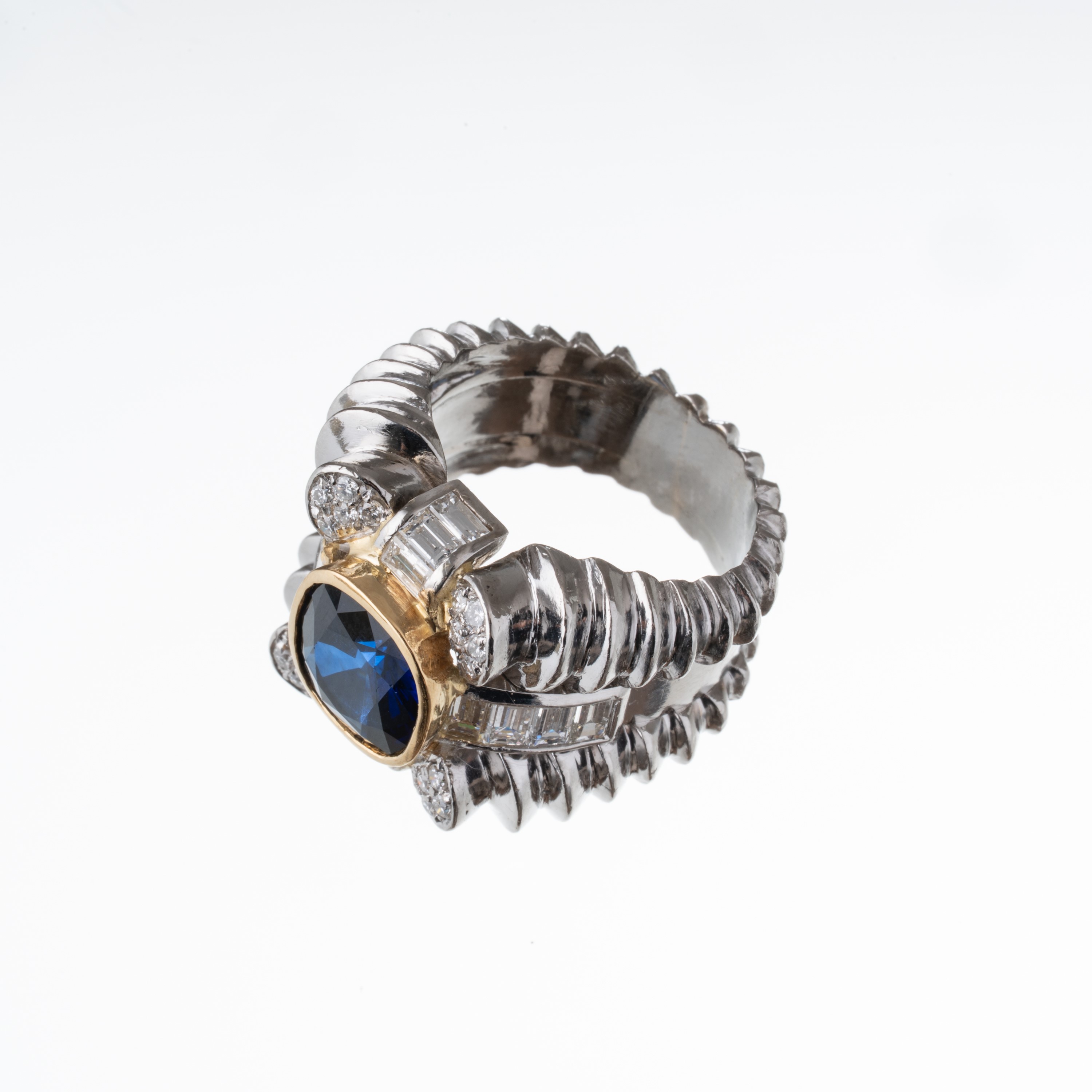 ANELLO IN PLATINO CON ZAFFIRO CENTRALE E DIAMANTI TAGLIO BRILLANTE E BAGUETTE