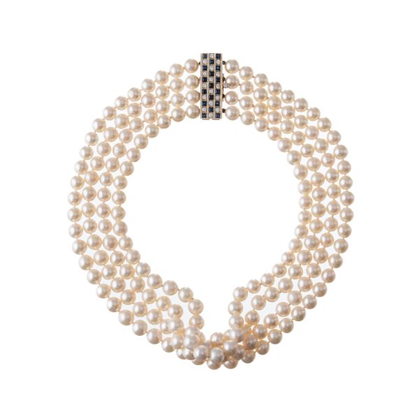 GIROCOLLO A 4 FILI DI PERLE BIANCHE CON CHIUSURA IN ORO BIANCO 18 KT E PAVE’ DI DIAMANTI E ZAFFIRI