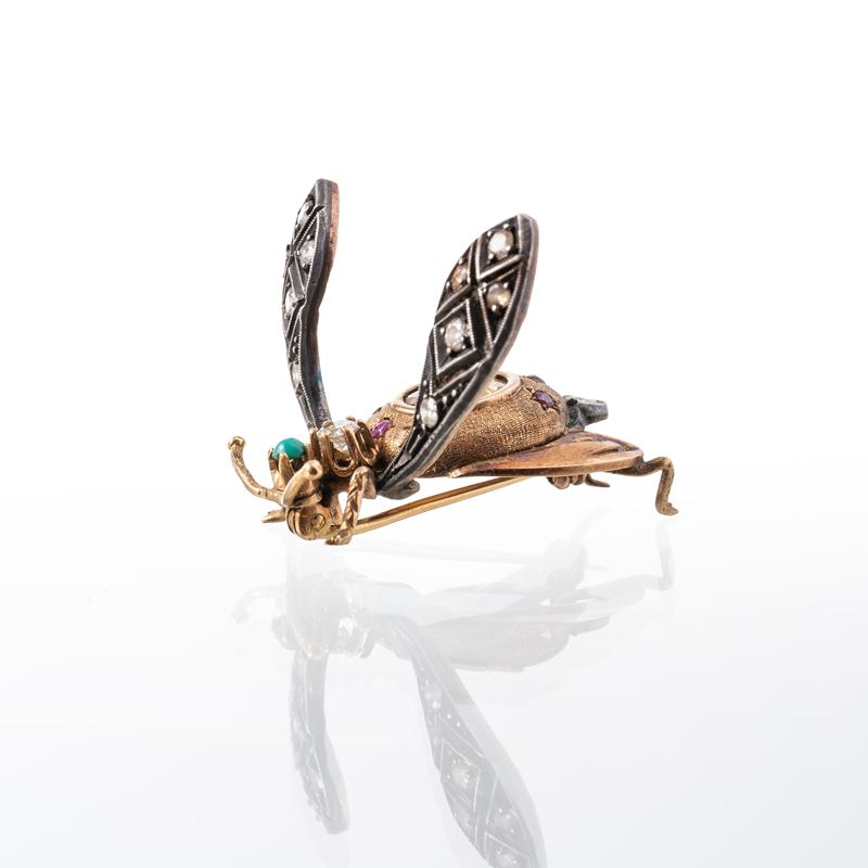 SPILLA IN ORO 9 KT A FORMA DI APE CON DIAMANTE E PIETRE VARIE