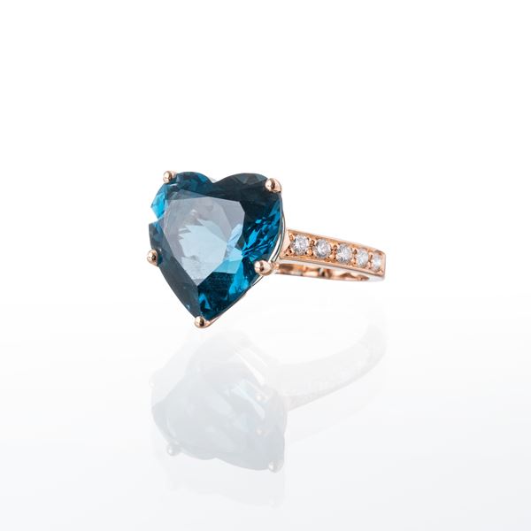 ANELLO IN ORO ROSA 18 KT CON TOPAZIO BLU TAGLIO A CUORE