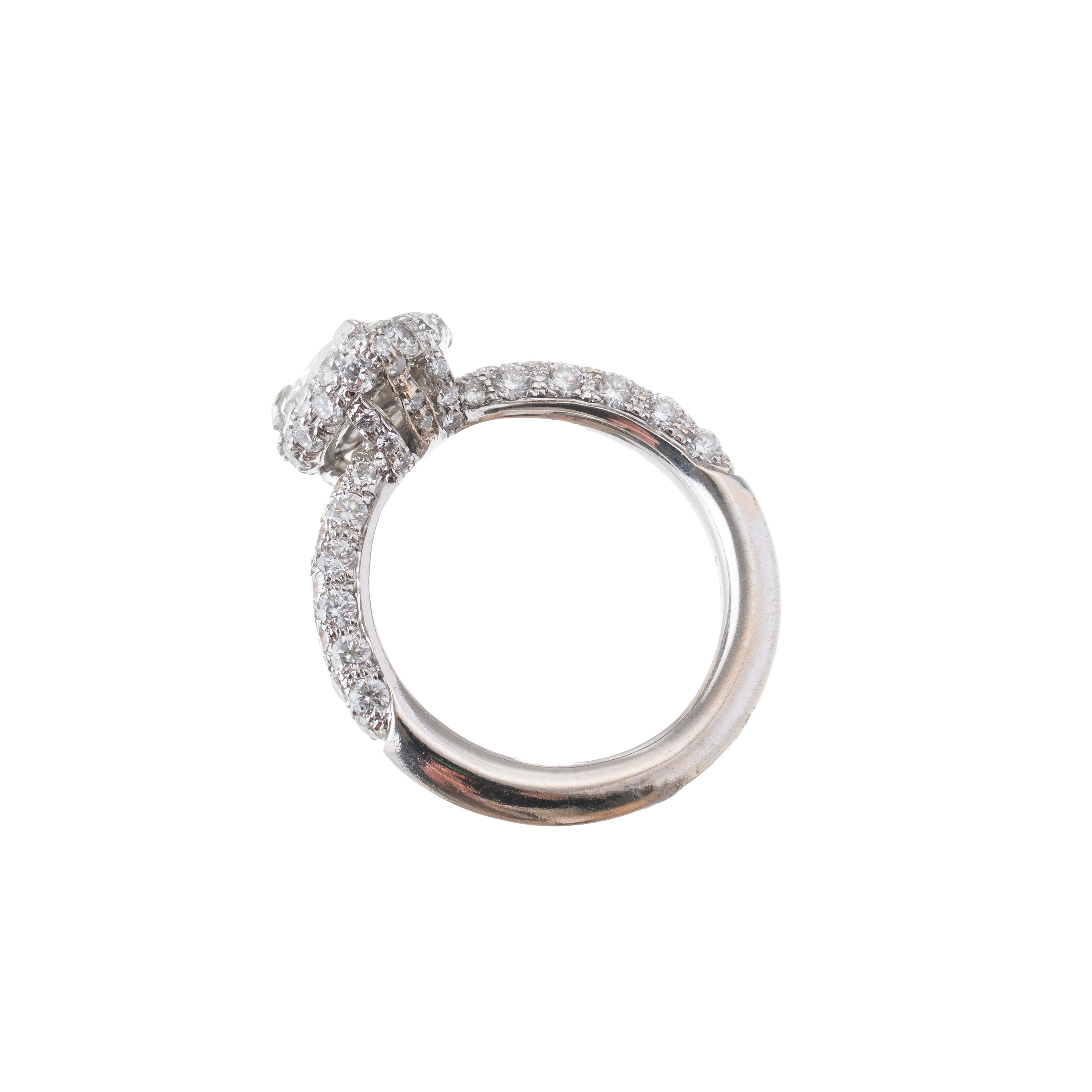 ANELLO IN ORO BIANCO 18 KT CON DIAMANTE A GOCCIA E CONTORNO DI BRILLANTI