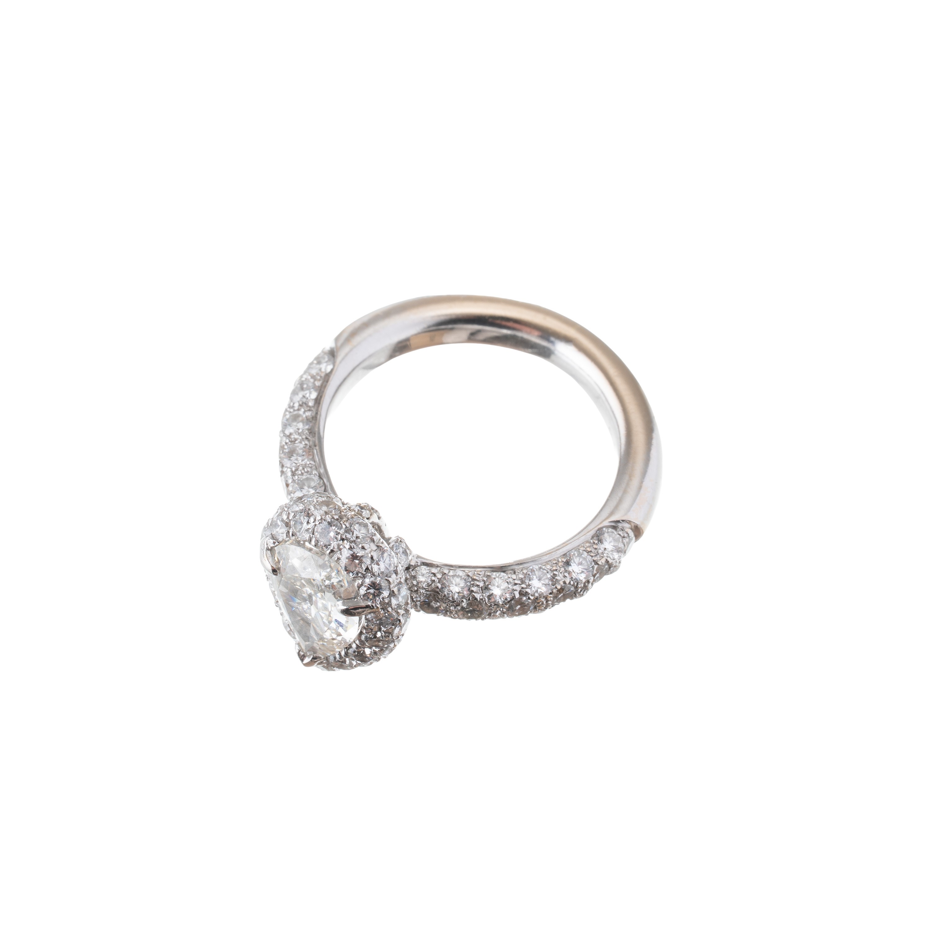 ANELLO IN ORO BIANCO 18 KT CON DIAMANTE A GOCCIA E CONTORNO DI BRILLANTI