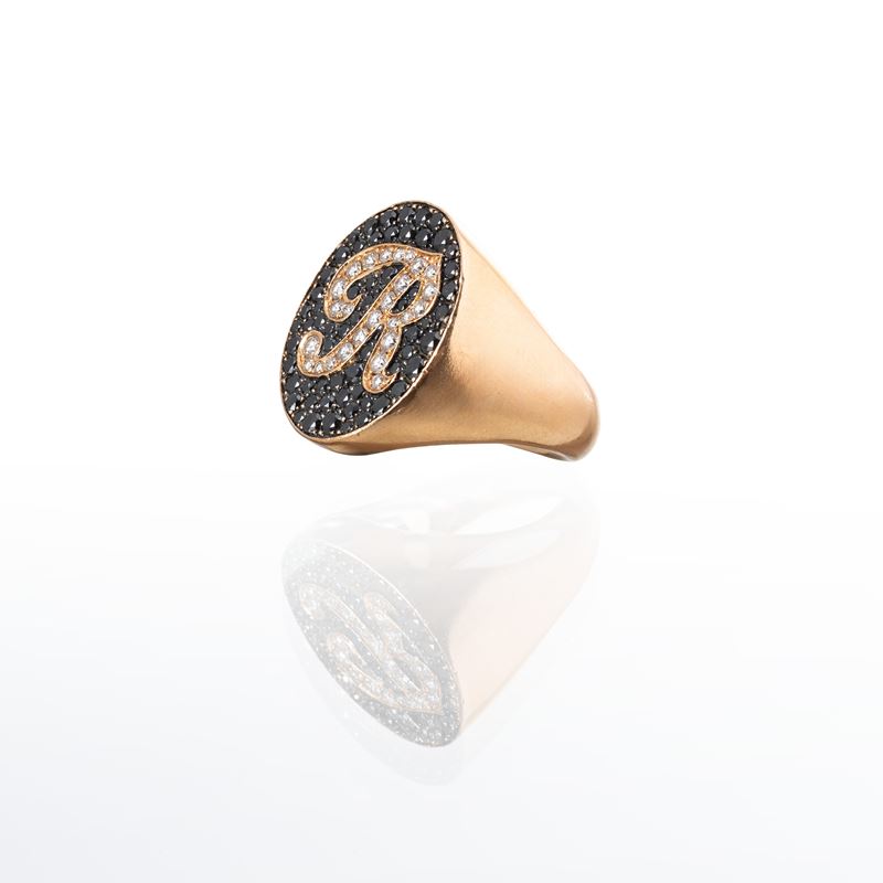 ANELLO ORO 18 KT BRILLANTI E ONICE, LETTERA "R"