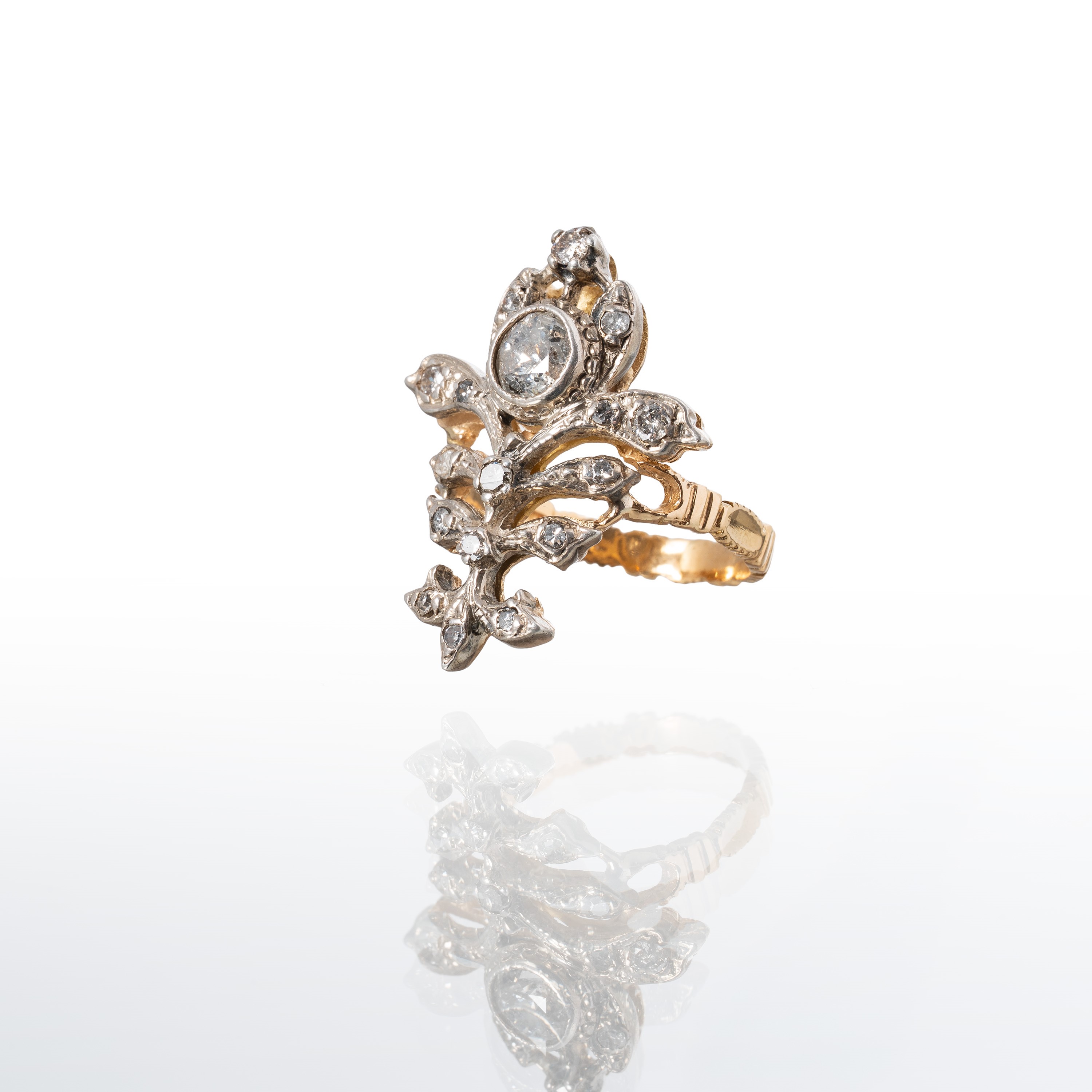 PAROURE, SPILLA E ANELLO IN ORO GIALLO 18 KT CON CONTORNO DI DIAMANTI