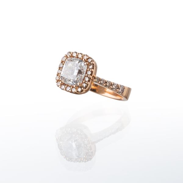 ANELLO SOLITARIO IN ORO GIALLO 18 KT CON DIAMANTE TAGLIO CUSCINO