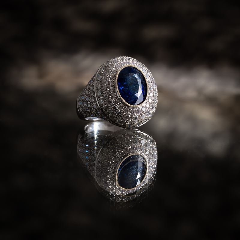 ANELLO IN ORO BIANCO 18 KT CON PAVÉ DI DIAMANTI E CON ZAFFIRO