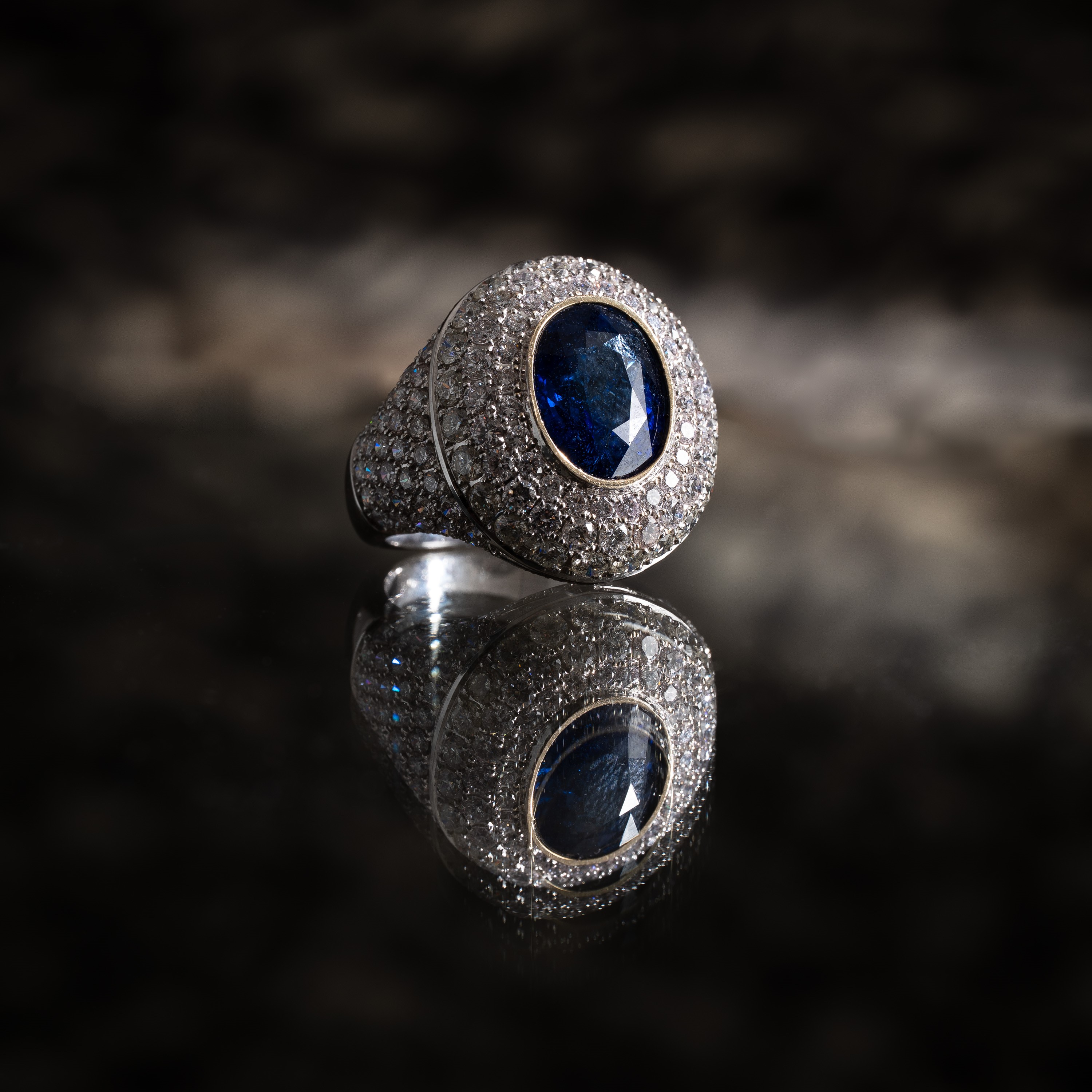 ANELLO IN ORO BIANCO 18 KT CON PAVÉ DI DIAMANTI E CON ZAFFIRO