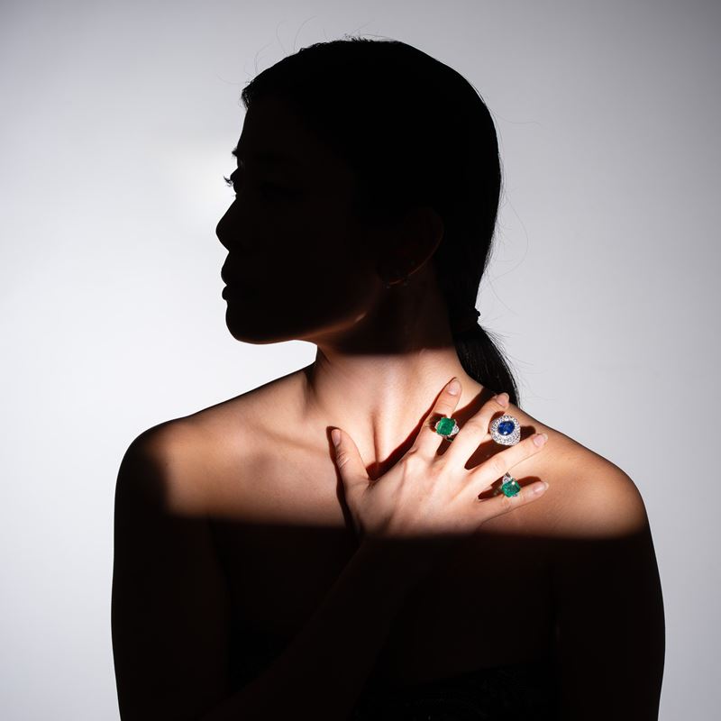 ANELLO IN ORO BIANCO E GIALLO 18 KT CON DIAMANTI E SMERALDO