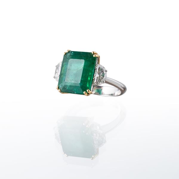 ANELLO IN ORO BIANCO E GIALLO 18 KT CON DIAMANTI E CON SMERALDO TAGLIO SMERALDO