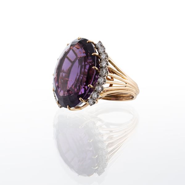 ANELLO IN ORO GIALLO 18 KT CON AMETISTA OVALE E BRILLANTI